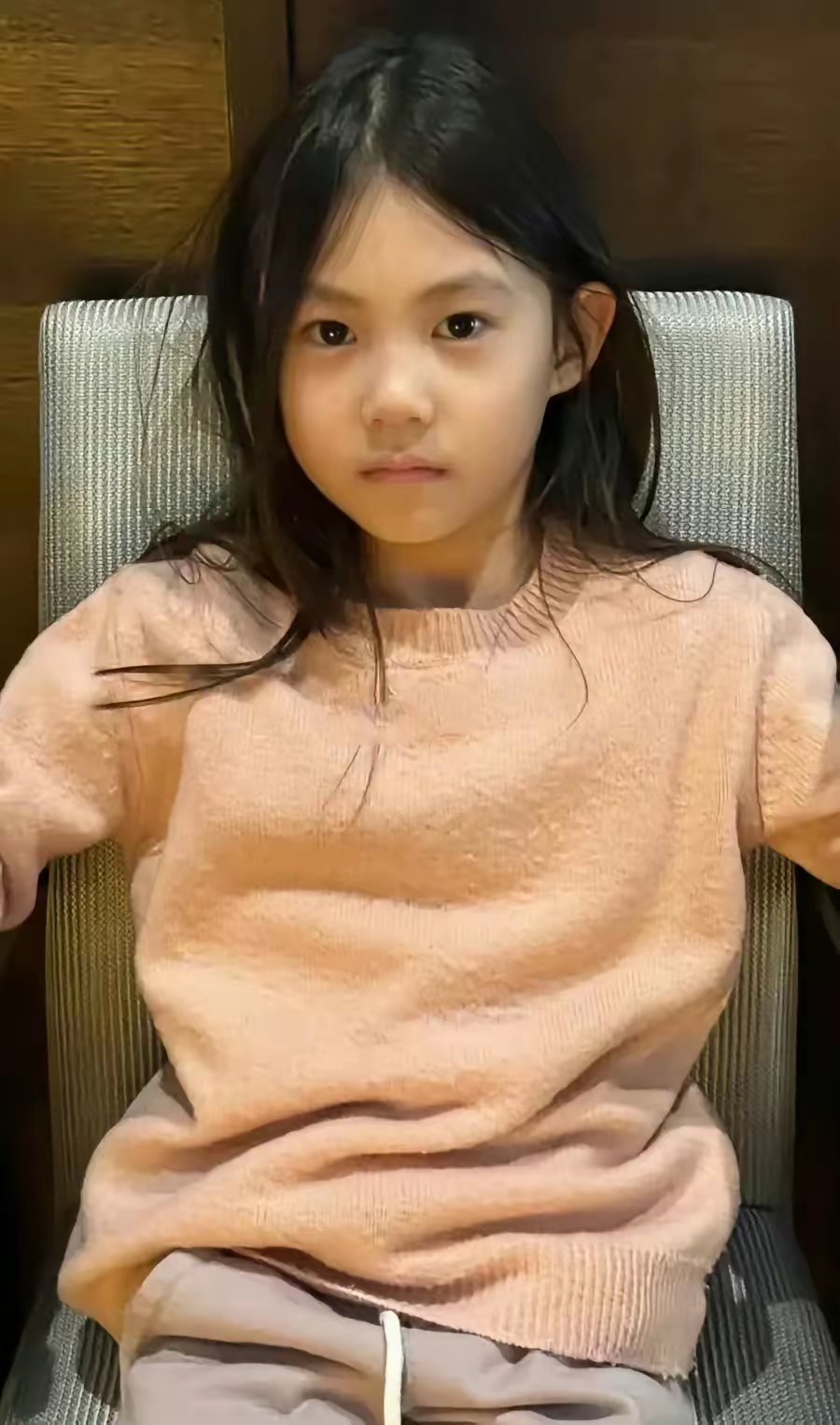 陈冠希女儿长大了，五官精致，大长腿明显，嘴型和冠希一模一样，一大家子都是神颜。