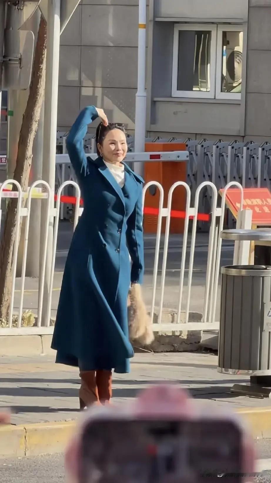 这是伊能静路人生图，分明就是六十岁大妈，保养再好还是老了。你看她这一身搭配，