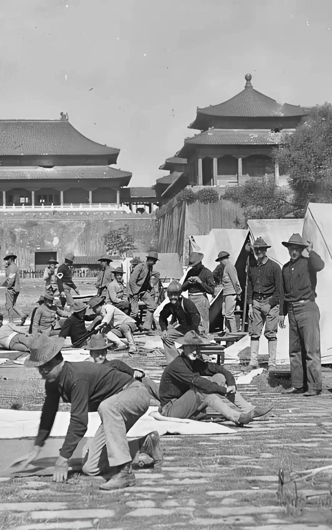 这是当年八国联军攻入北京城，这是八国联军们在北京城内烧、杀、抢、掠后，在城内席地