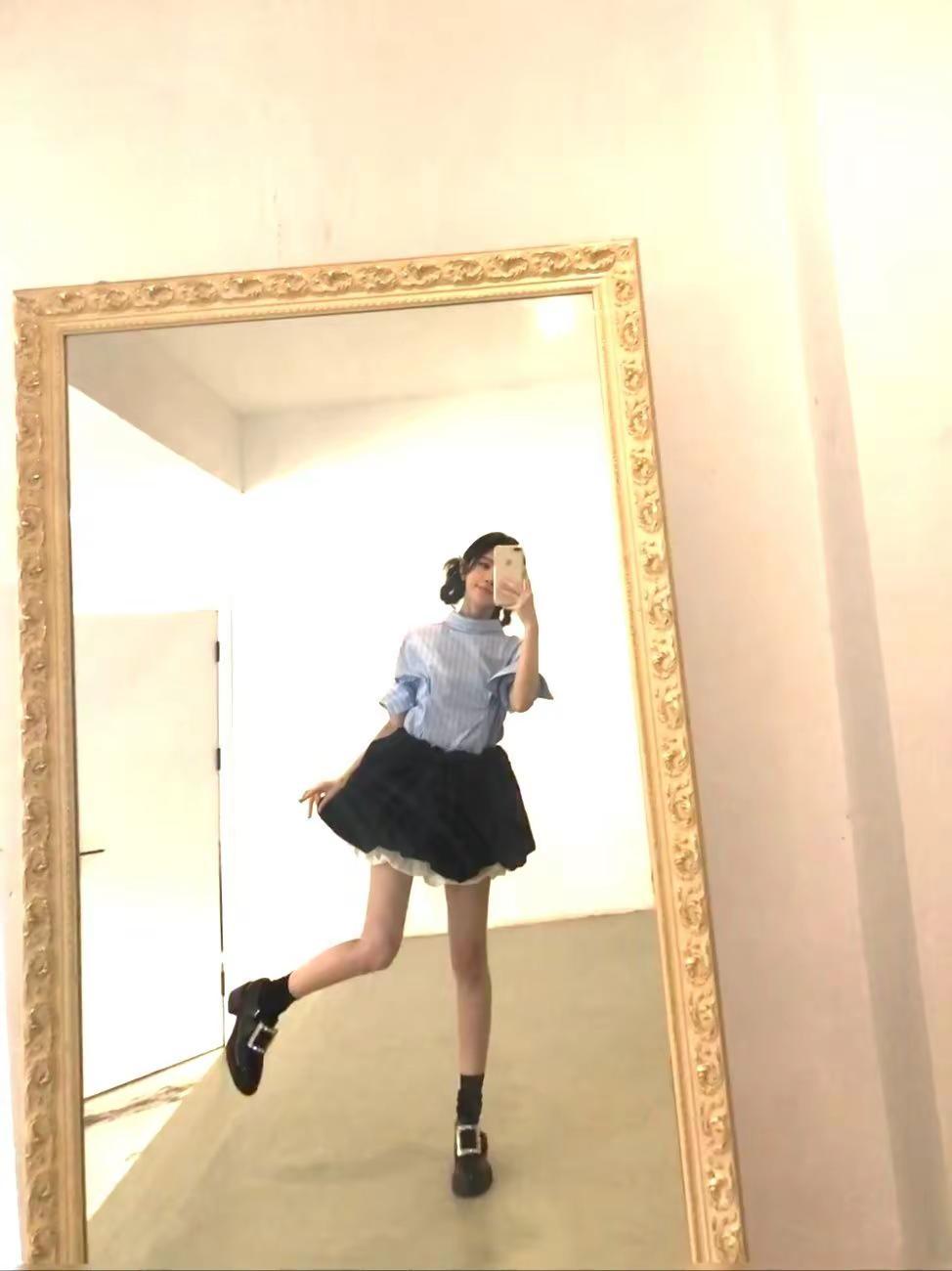 不知道你有多可爱鞠婧祎对镜拍照