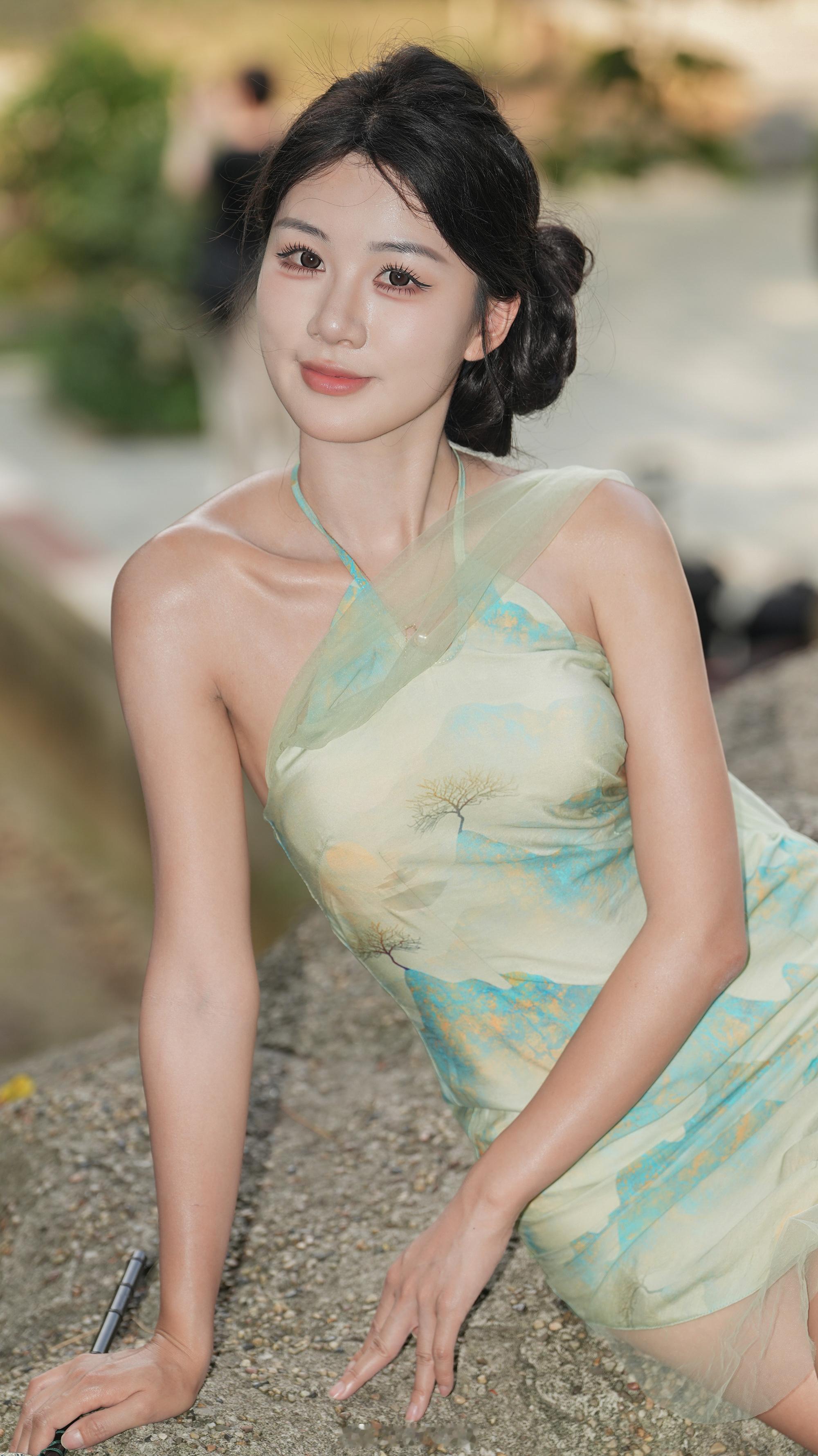 园中一抹青绿，新中式夏日。10822街拍我的摄影日记街拍穿搭时尚街拍​