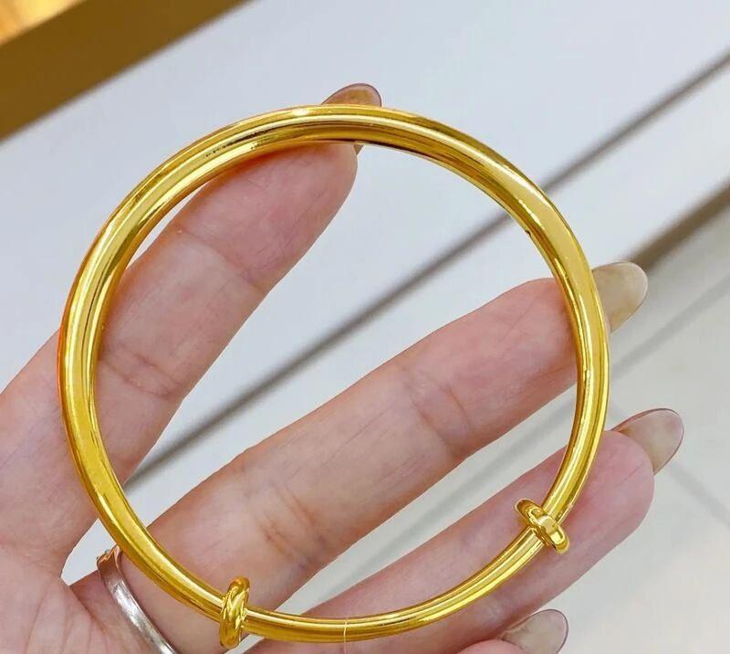 婆婆的金镯子该不该给儿媳妇最近金价下跌，我也想带个金镯子，我婆婆手里有两个金镯子