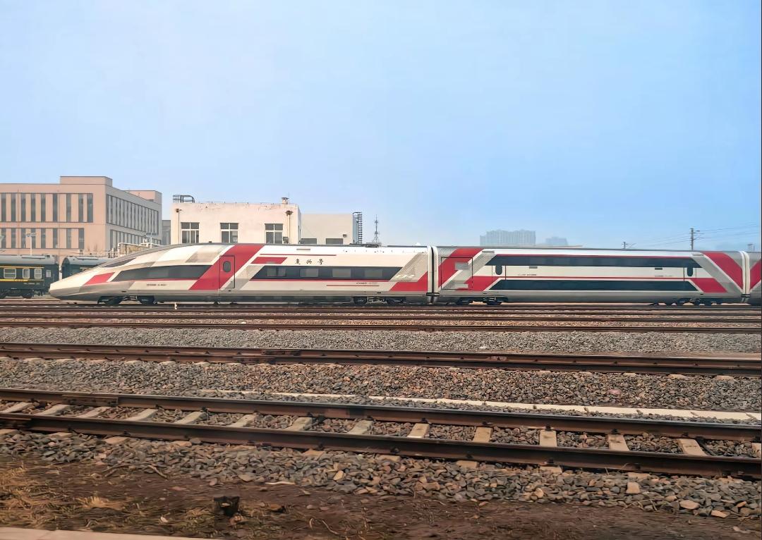 大家没有见过的复兴号双层动车组列车！该列车由青岛四方生产，属于实验性质的列车