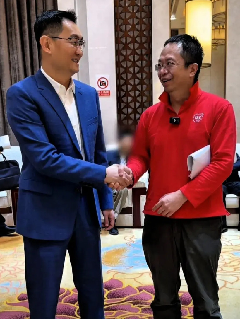 刷到马化腾和周鸿祎同框的视频，真算见识了啥叫“圈层碾压”！想当年360和腾讯掐得