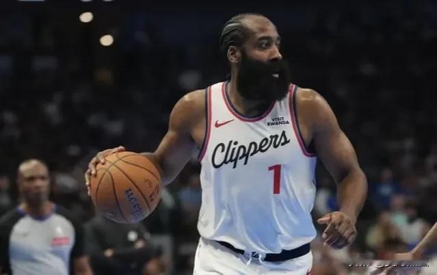 快船和独行侠西部倒三和倒一之间菜鸡互啄让人看笑了。基德替泰伦卢叫暂停，泰伦卢