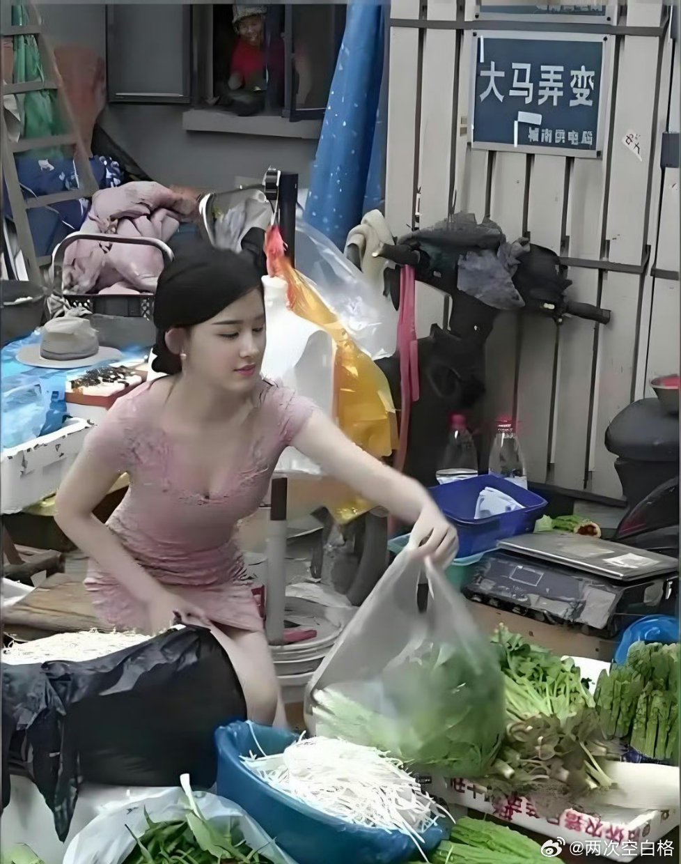长这么漂亮，干嘛还去买菜呢？不去当演员都可惜了！