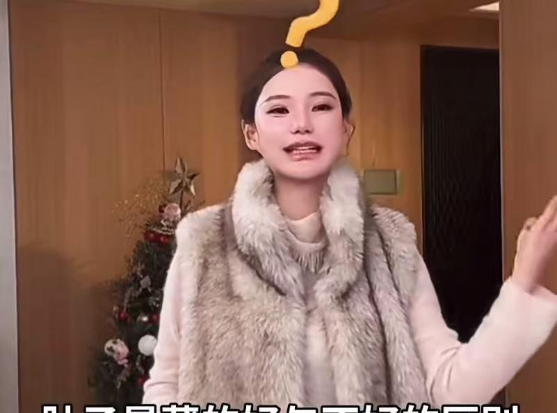 她没有辩解，直接撩起衣角。面对满屏“假孕”的弹幕，马筱梅在直播里笑了。她拽起