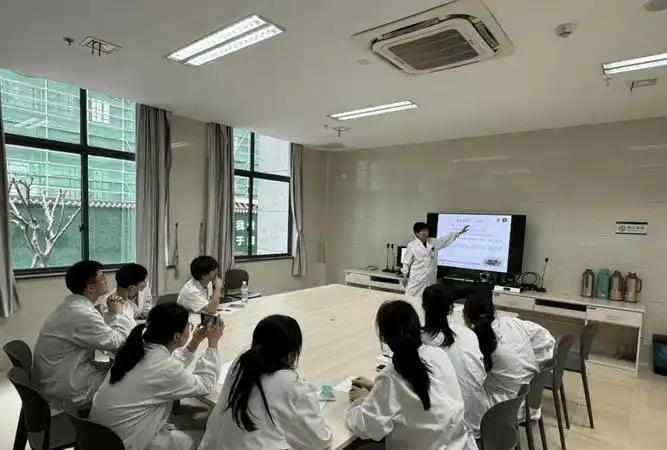 “现代版东郭先生和狼！”四川凉山，一女医生被医院送去深造3年，双方有言在先，女医
