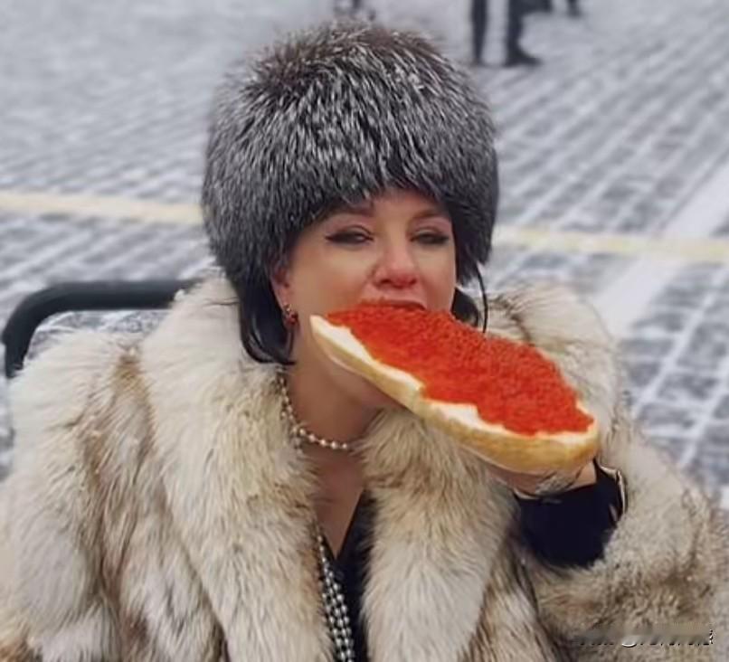 俄罗斯的鱼子酱是非常好吃的，据说现在有个规定，凡是在克里姆林宫附近吃鱼子酱拍照的