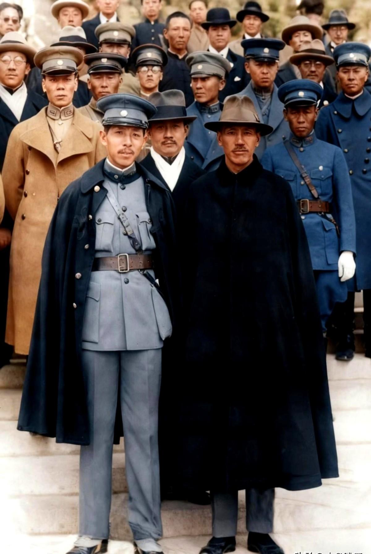 1930年那张合影一出来，报社暗房里就有人嘀咕：到底谁才是大哥？镜头里，43