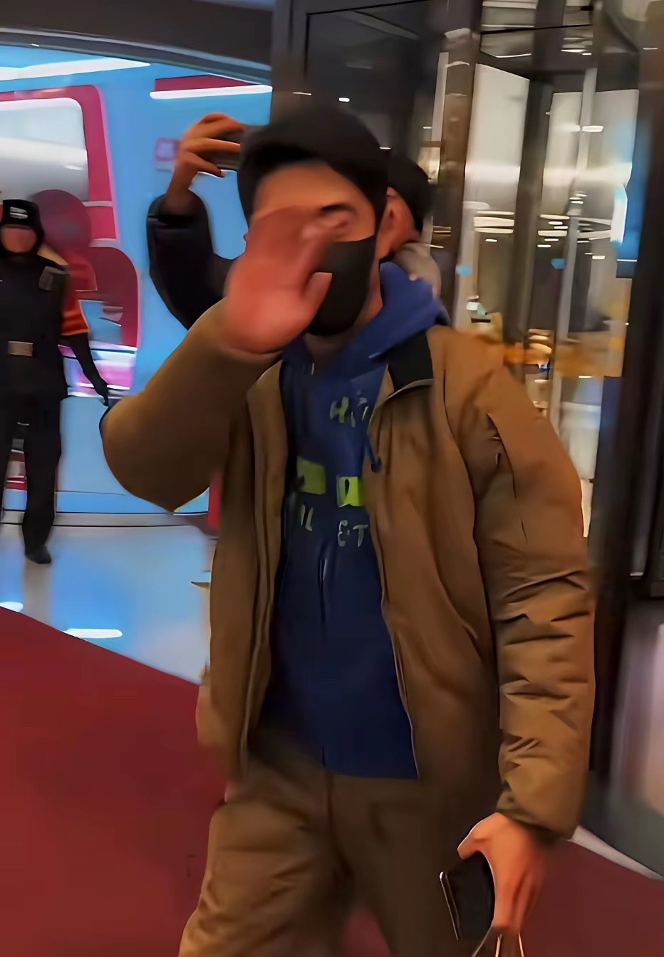 主持完2026年总台春晚，撒贝宁老师便马不停蹄往家赶！一身休闲装扮的他手提礼物，