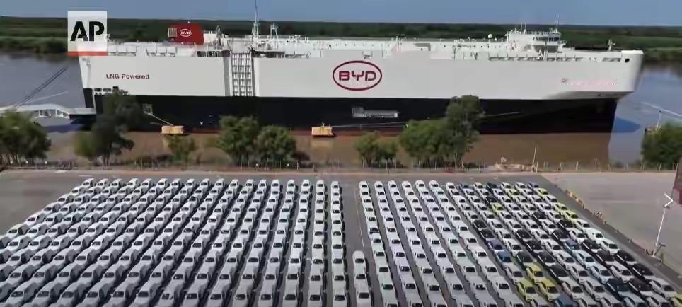 阿根廷那港口，一下船就是5800辆中国车，这场面他们那儿几十年没见过。以前？