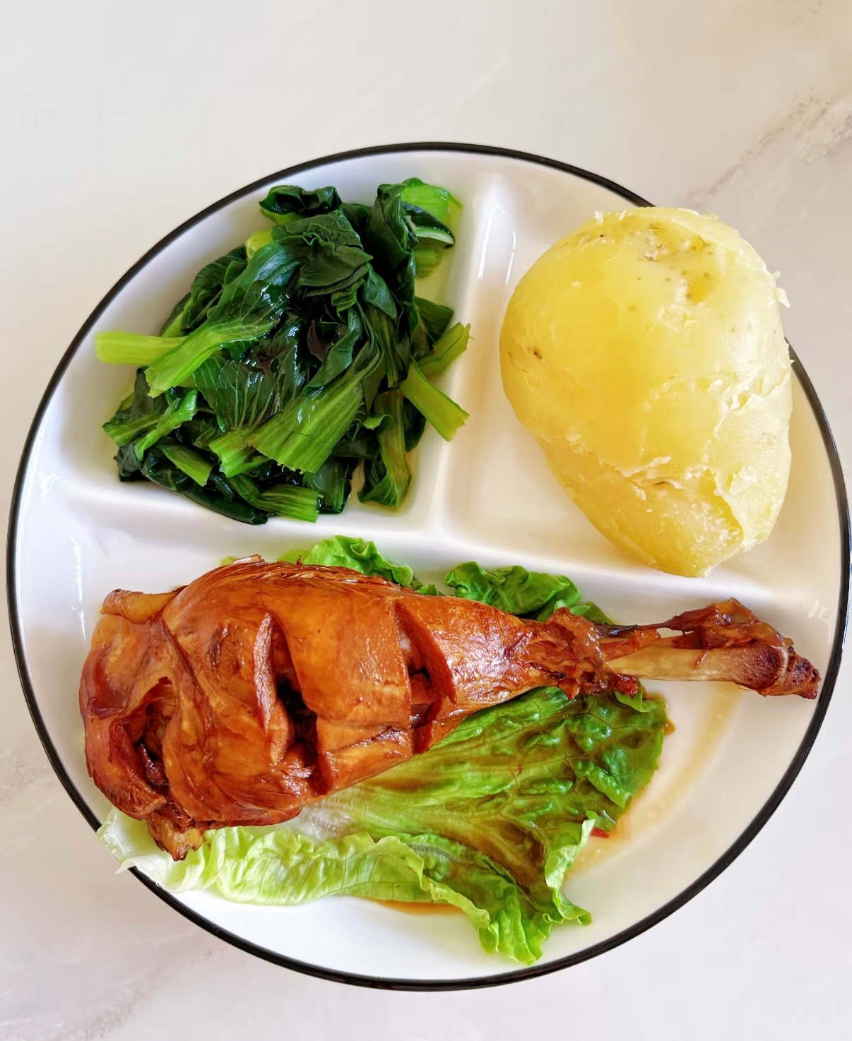 国庆减肥别瞎折腾，记住三样：土豆当主食，去皮鸡腿当蛋白，鸡蛋黄当脂肪。1.早餐：