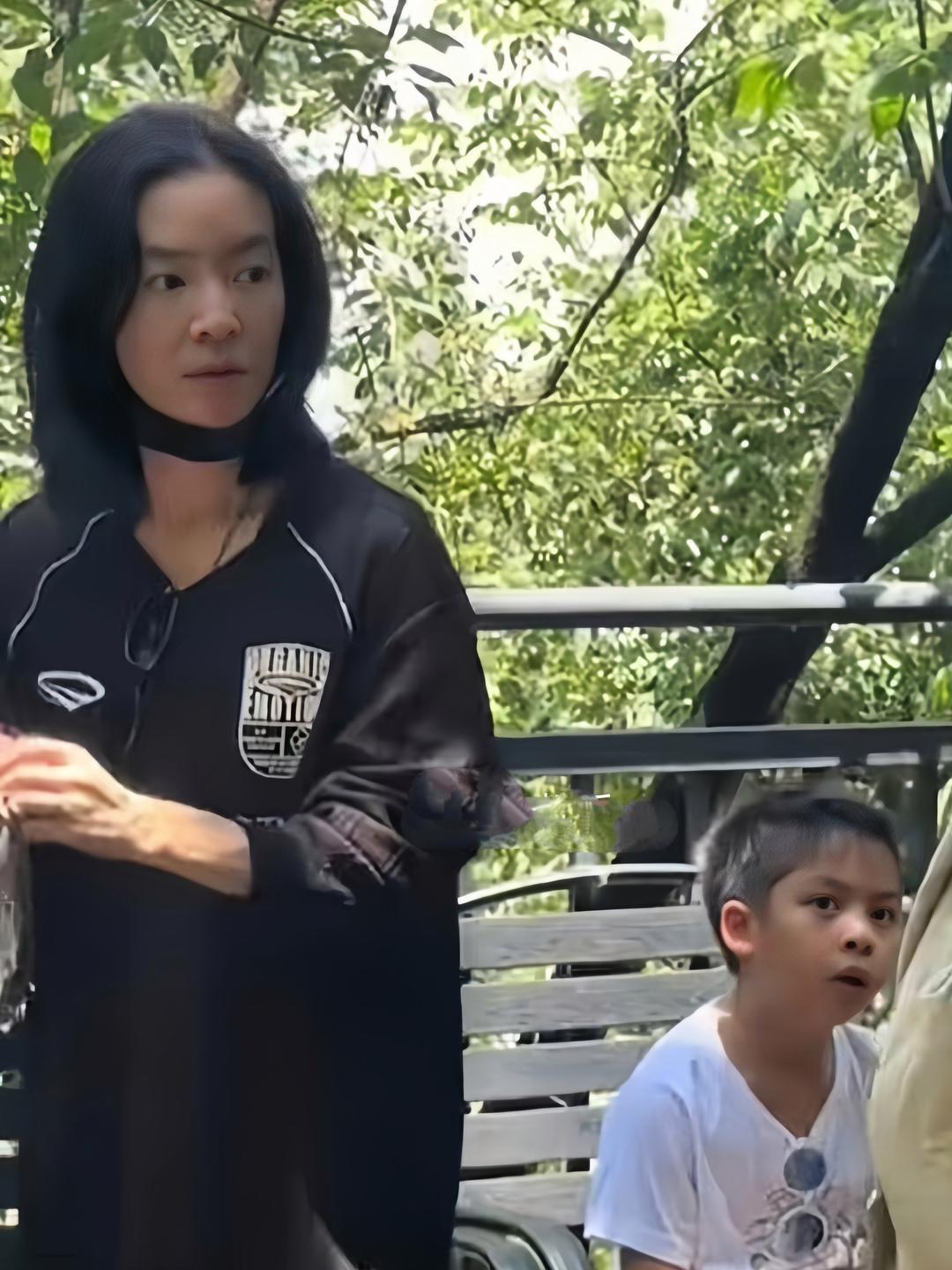 李晟和老公带着儿子在黄果树瀑布景区游玩，李晟如今感觉苍老了许多，那双大眼睛没有以