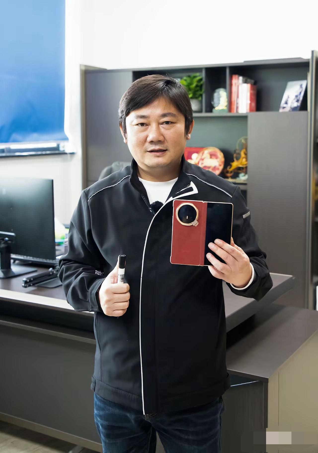 荣耀派人赴重庆给张雪送手机了，直接给张总换成了荣耀MagicV6折叠屏手机。