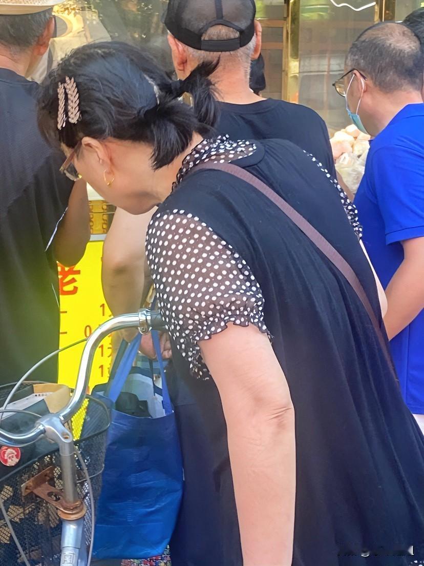 看到这大姐这梳的发型，我仿佛看到了上世纪50年代的时候的穿衣打扮！跟现代有点格格