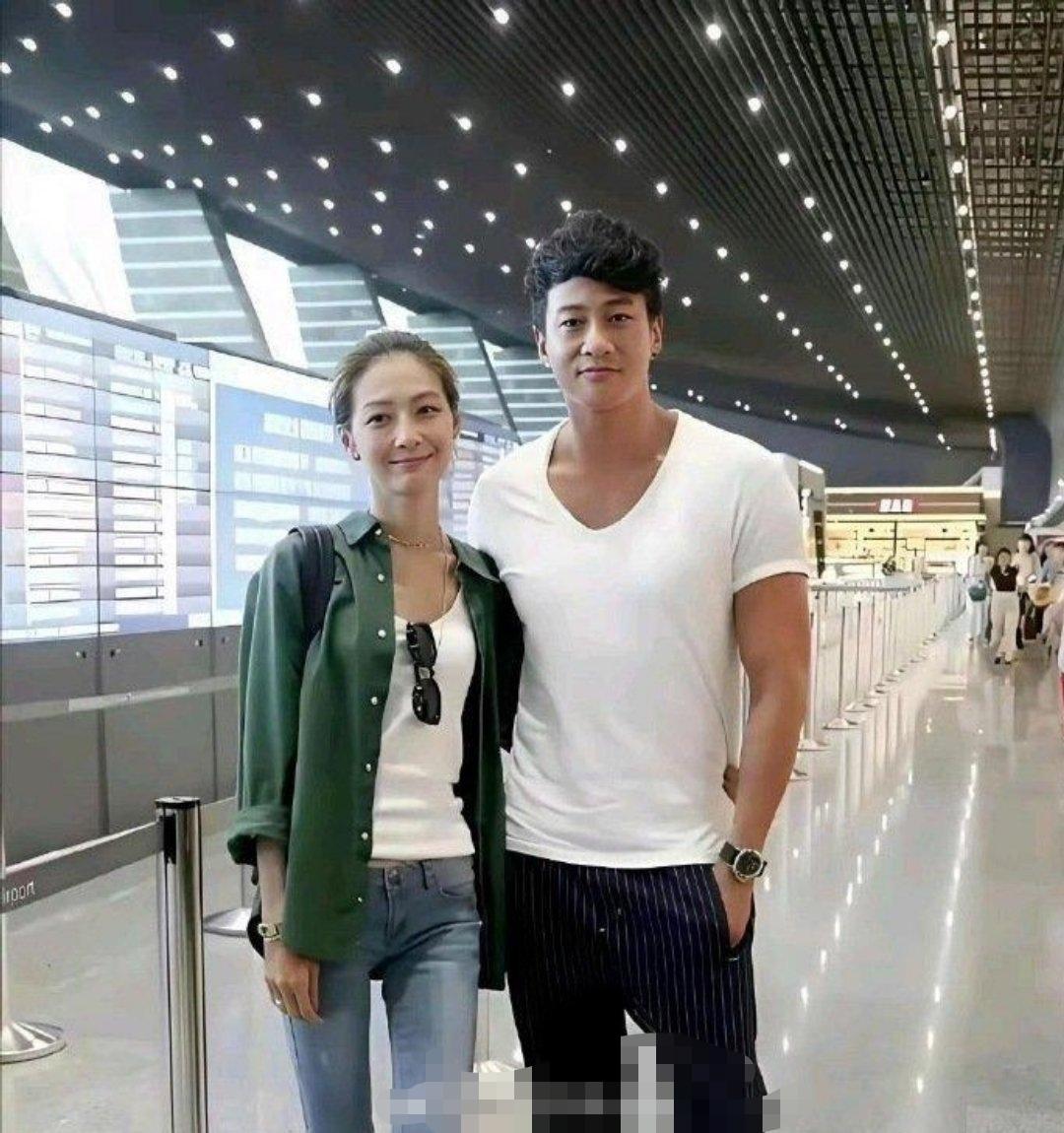 东子的眼光相当"毒辣"。他深知美女在民间。你看他找的娇妻，气质和颜值双双在线