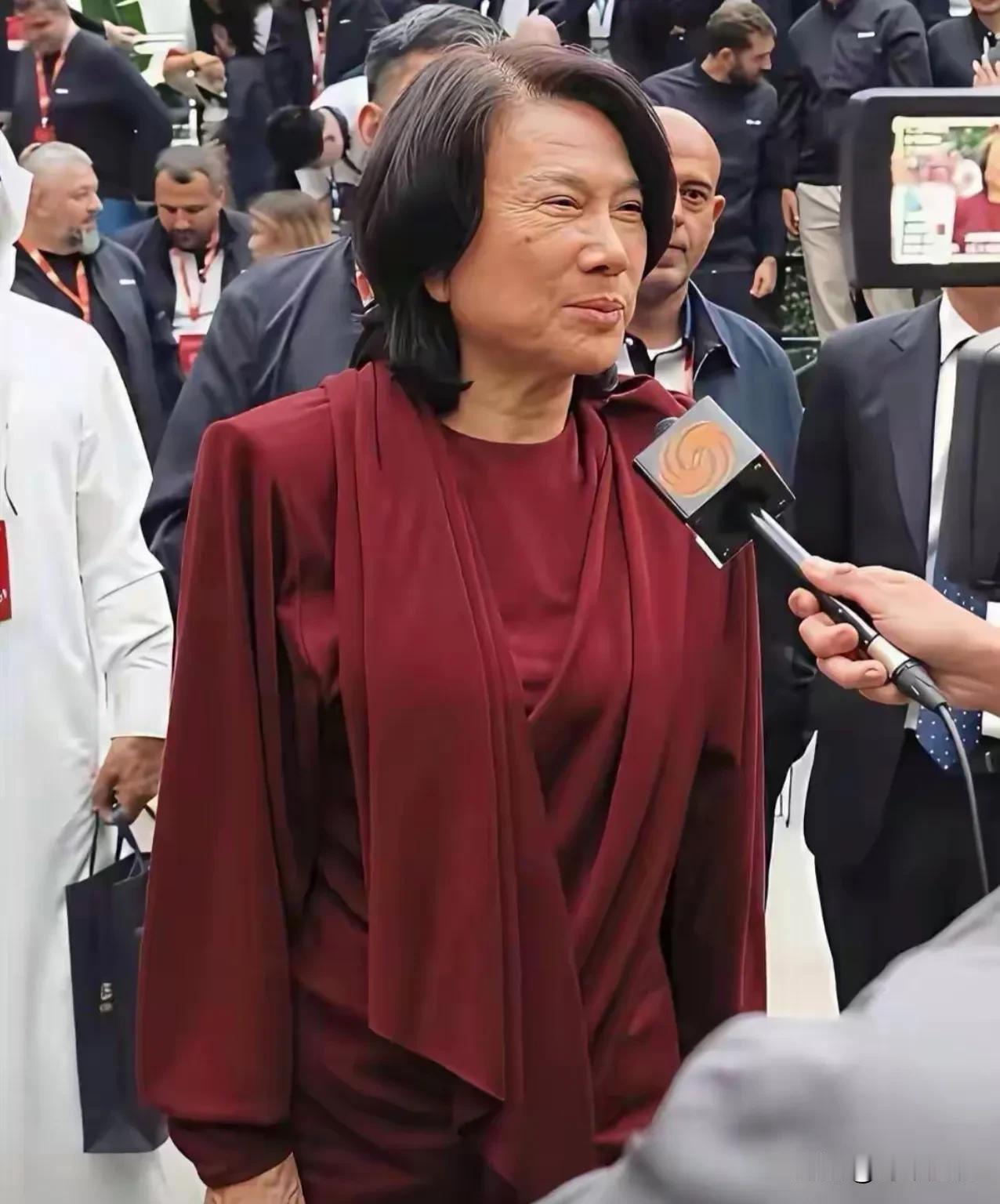 董明珠确实老了。近期一采访，在没有滤镜，美颜的情况下可以说颇显疲态，毕竟董总今年