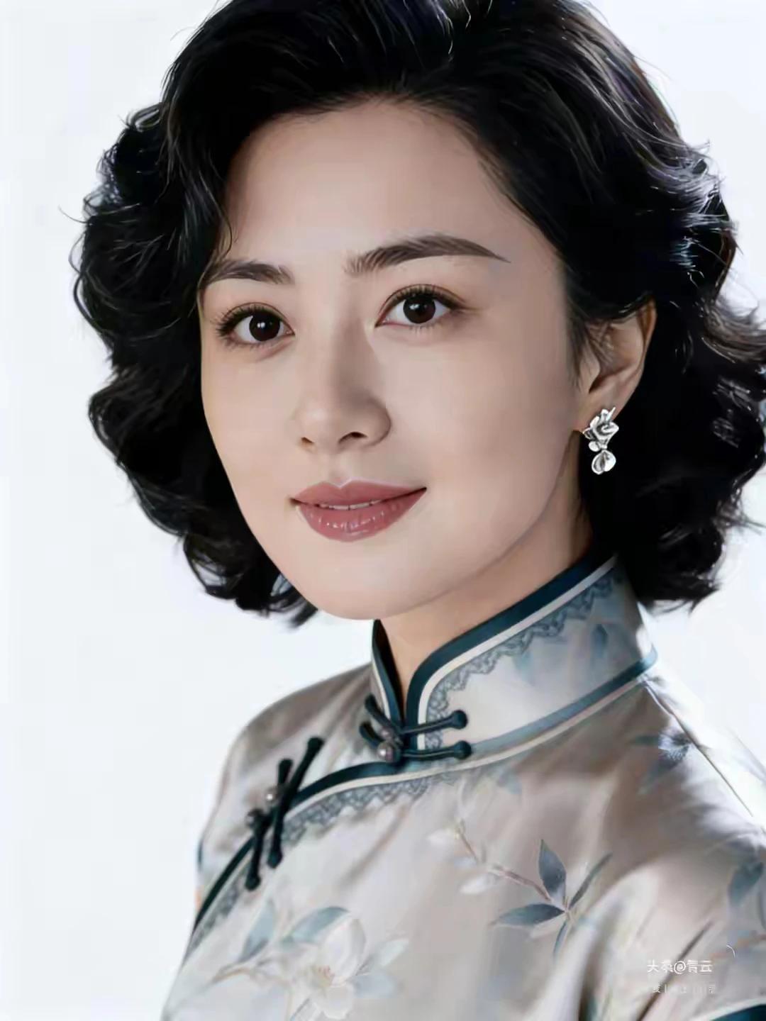 旗袍雅致衬娇容，千娇百媚韵味生。