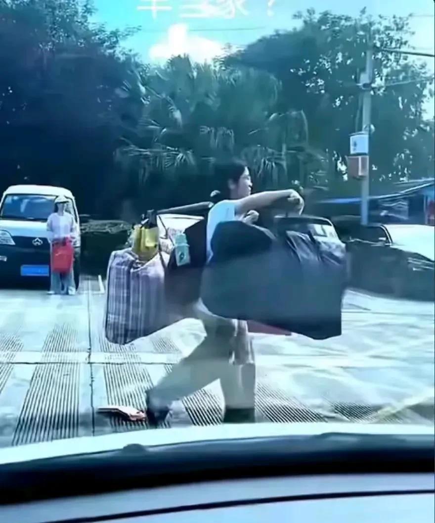 扁担女生刘燕父亲一位在建筑工地的打工人，拒绝采访！刘燕的父亲，是一位在建筑工地