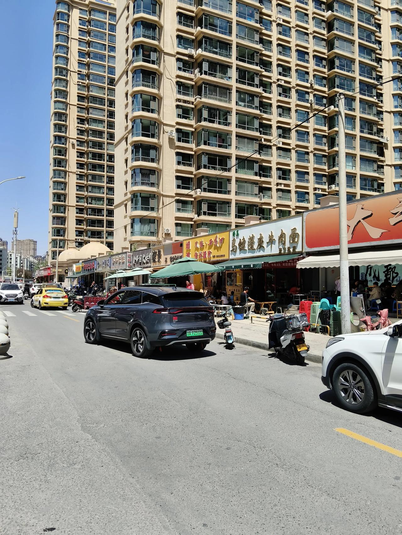 兰州牛肉面馆几千家，你们可以看看每隔几米就有一家牛肉面馆。三步一岗五步一哨来
