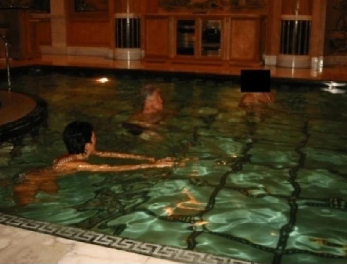 【特朗普回应克林顿大尺度照，一句话把民主党架在火上】美国司法部刚公布的爱泼