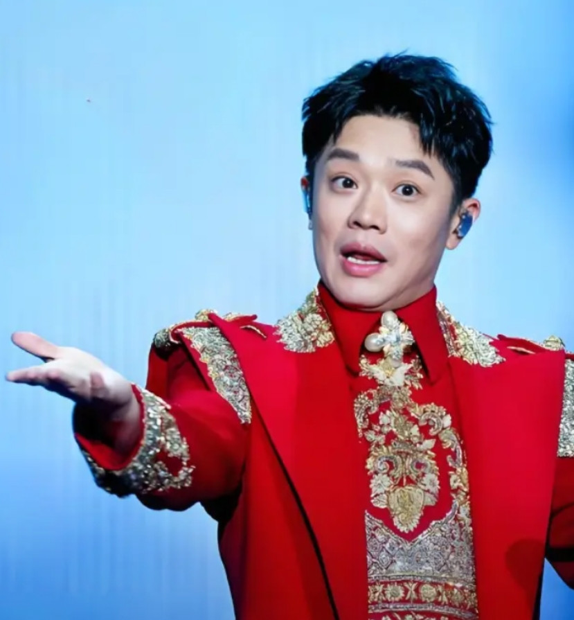 大家发现没有，每次有一个事件之后，接下来总会有一个明星会发生点什么，比如这次