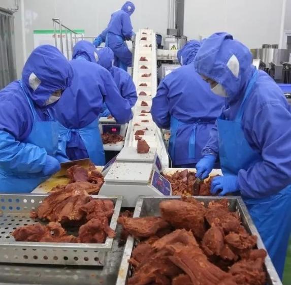 “思路绝了！”一家酱肉加工厂负责人，为化解员工偷吃私拿的麻烦，索性拆除监控、辞退