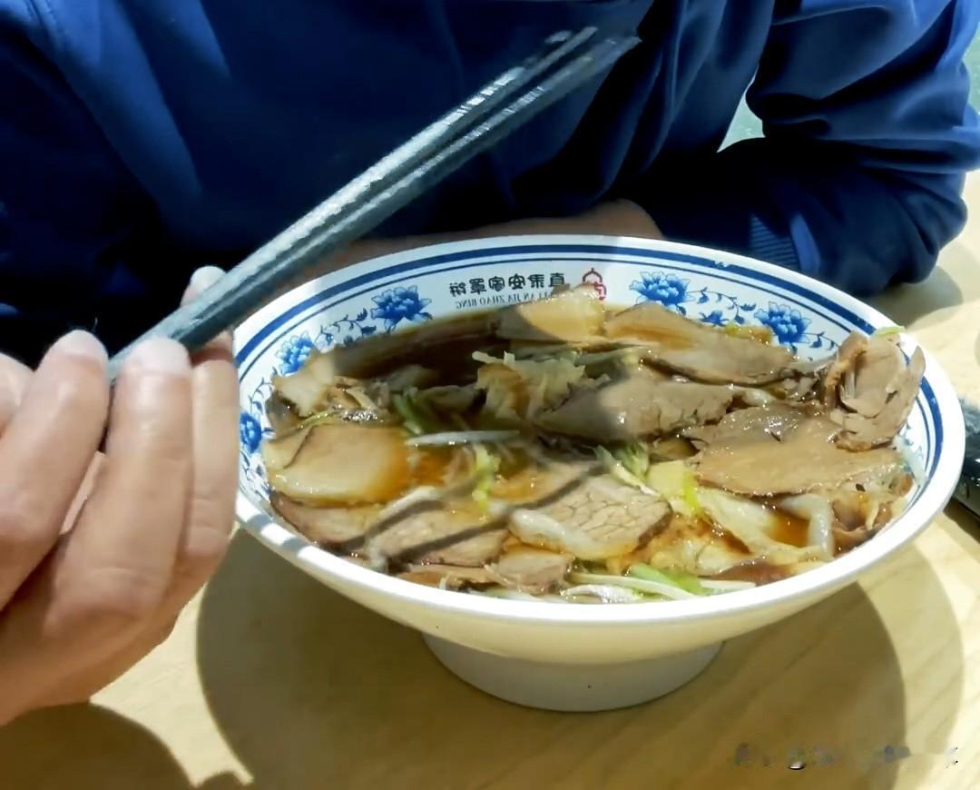 魏建军终于是把流量玩明白了！刚直播完，就自拍了一段吃牛肉罩饼的视频，大口吃肉