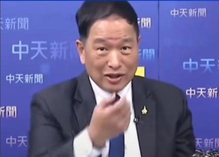 台湾退役将领张延廷表示，我认为中国大陆通过春晚向外界展示的机器人，他肯定是有目的