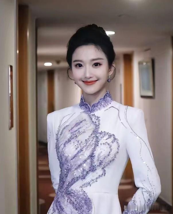 央妈春晚主持班底里添了位刘心悦，翻了翻她的履历。真是不查不知道，一查呆了，原