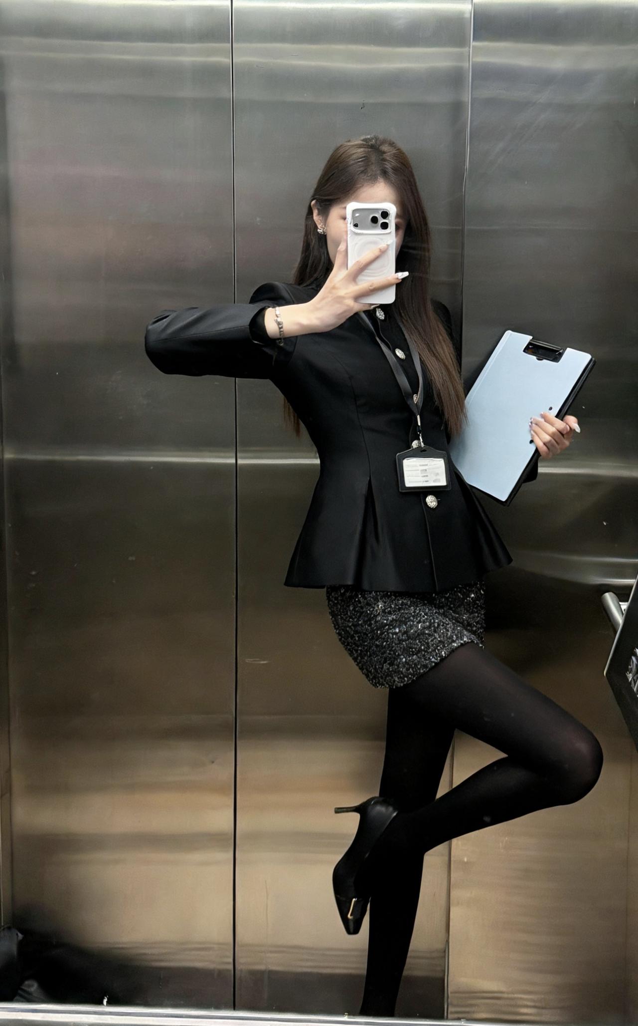 这套穿搭属于轻熟甜酷风一、穿搭核心解析•上衣：黑色收腰西装外套。采用利