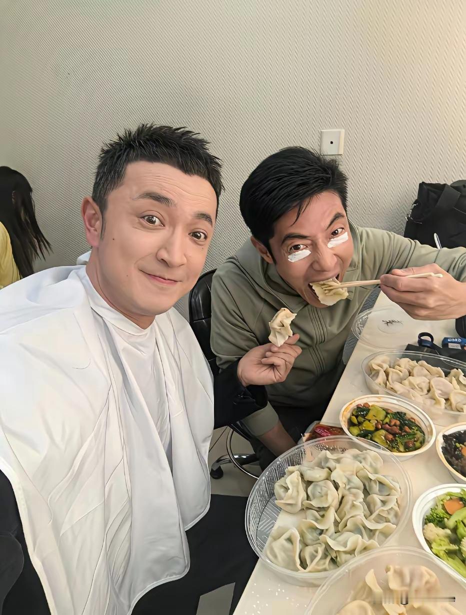 尼格买提和小撒的食量还蛮大的，满满的一大盒饺子。