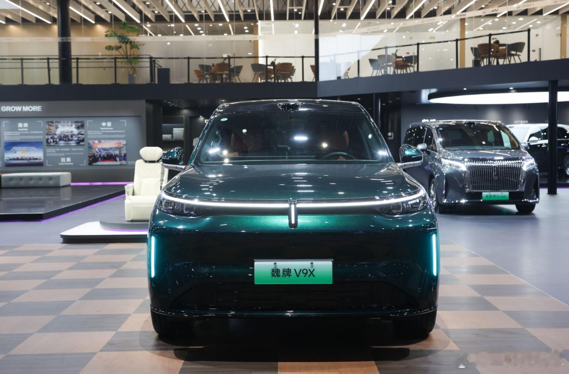 高山10万辆之后，魏牌V9X用“原生AI”给出下一步答案魏牌在北京车展上展出的高