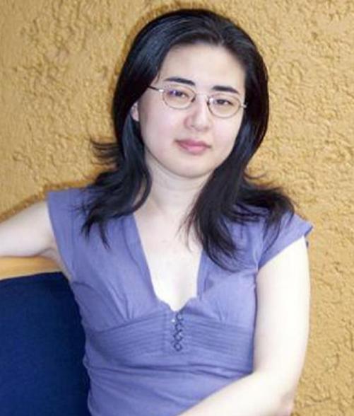 1999年，28岁北大才女田晓菲嫁给自己的美国导师，父母气的咬牙切齿，但田晓菲却
