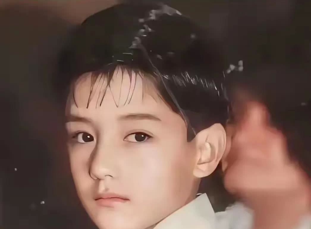 这张照片里的小男孩当时10岁，拍摄于1962年。这个小男孩一生命运多舛，