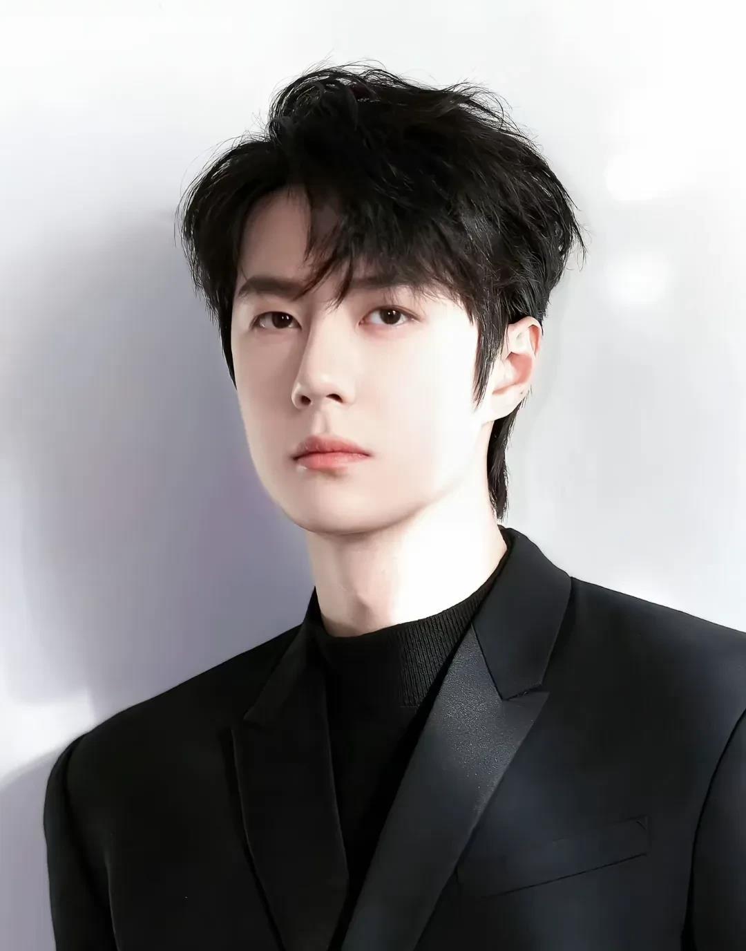 你们承认不？王一博这个人很奇怪!完全经不起细究，因为一旦细扒他这几年的事情，