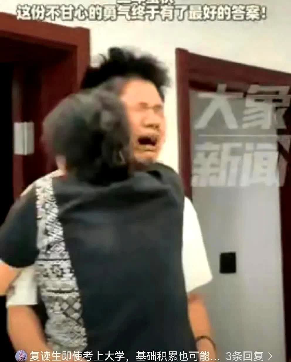 河北沧州，一男生复读了3年，24日查分时，他突然大哭，姐姐赶紧抱住他安慰道：“没