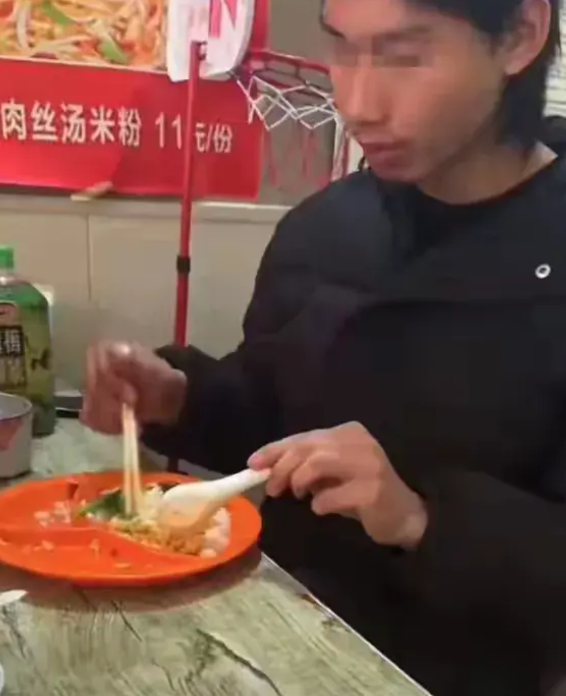 多付车费致使小伙去世的那个司机终于露面回应了，他的说辞让人感到无语，愤怒。司机是