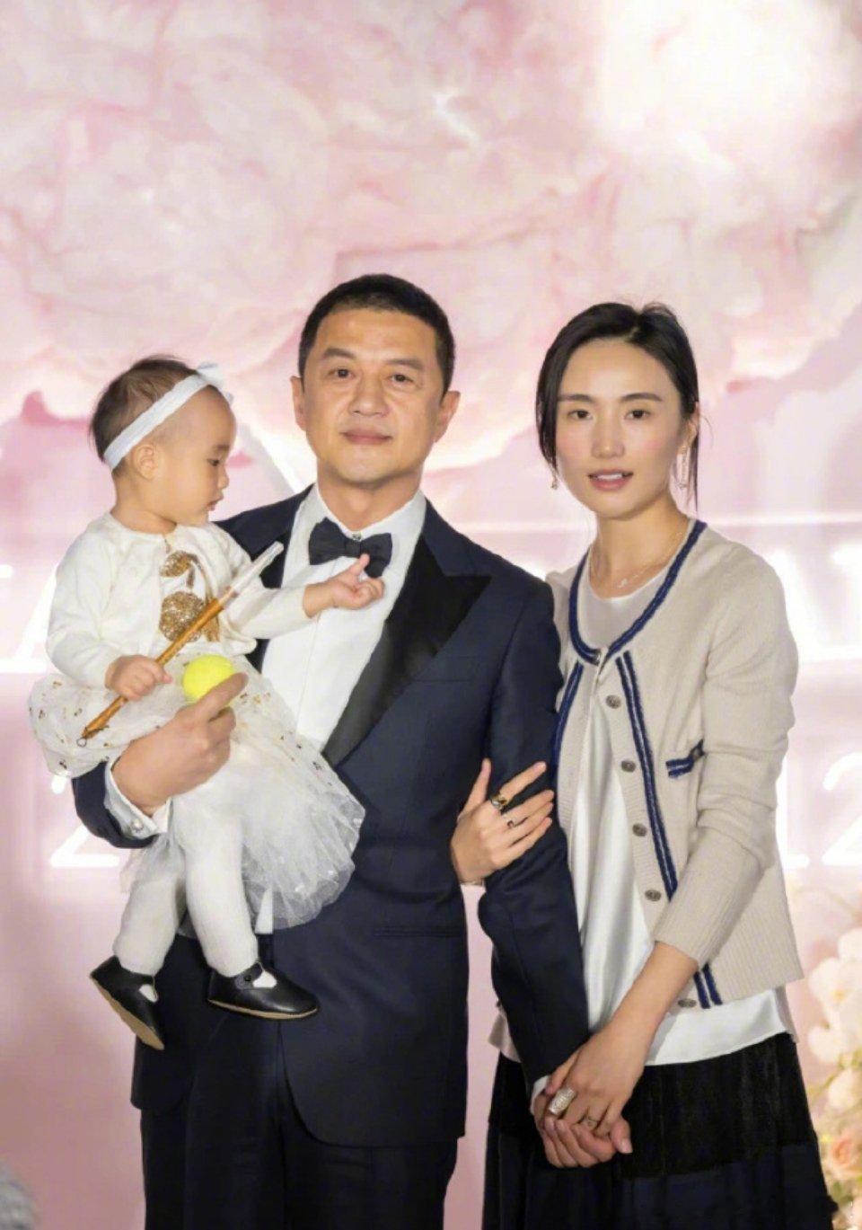 李亚鹏和海哈金喜官宣离婚！李亚鹏快50岁的时候又娶了海哈金喜，对方很漂亮又是中戏