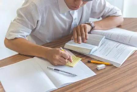 北大一位学霸说过一段非常犀利的话：“你穿的再好，别人也只会多看你一眼，如果你书