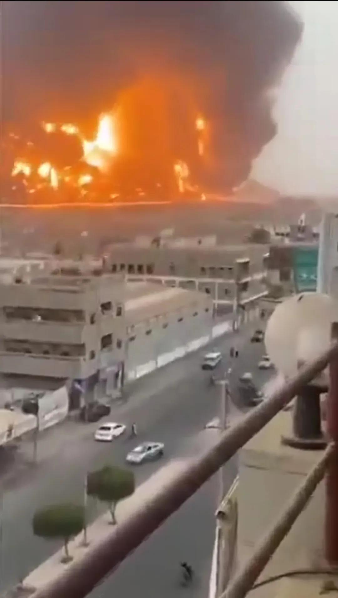 在伊朗打击之后，熊熊燃烧的沙特美军基地。从第一天交战情况看，美以的战略是失败的