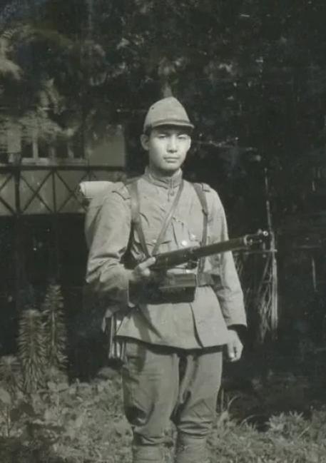 1942年，抗日战争时期，抗日部队341团被日军围困在峡谷中。日军伪装成我军的传
