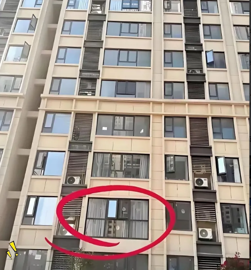  天呐！对门邻居胆子太大，把阳台硬改成落地窗，外立面丑出天际！物业不管的话，以后