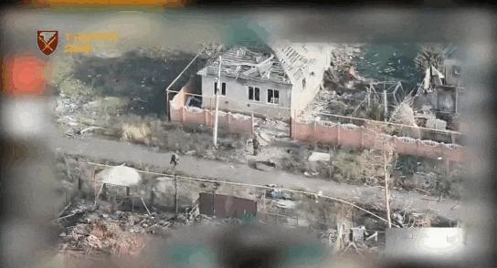 2名俄军士兵大摇大摆在波克罗夫斯克街道闲逛，被躲在建筑物中的乌军士兵偷袭，壮烈被