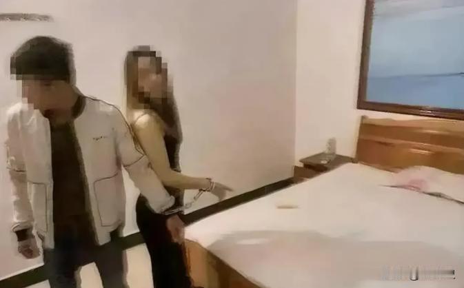 2023年，重庆，一男子和朋友入住酒店后，朋友通过门口的小卡片，以800元的价格