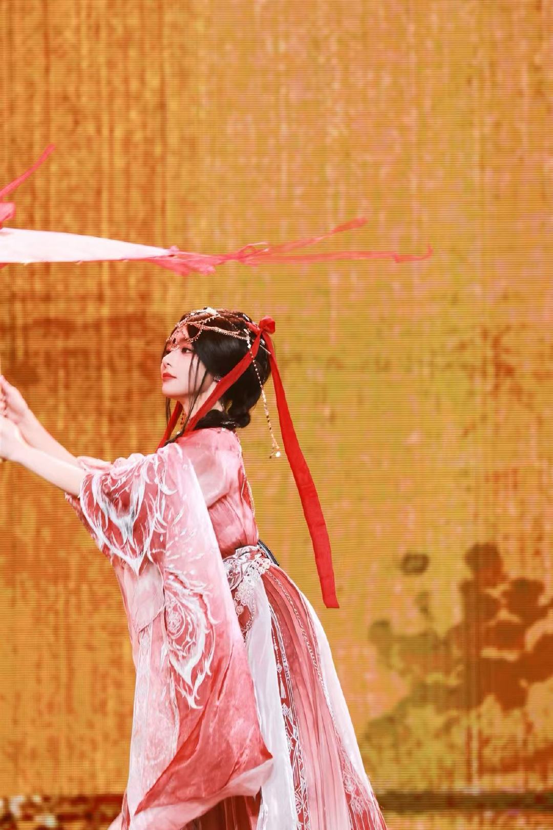 谁懂黄霄雲的社牛翻车痛！声生不息突发元气嗨语，氛围刚柔就被沉默打断，空气静止到抠