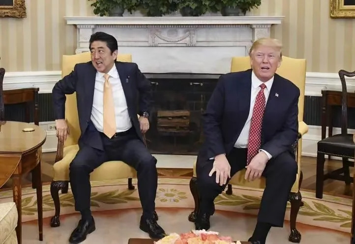 同样的白宫房间，同样的特朗普总统，安倍晋三和石破茂的状态完全不同。安倍显得有些