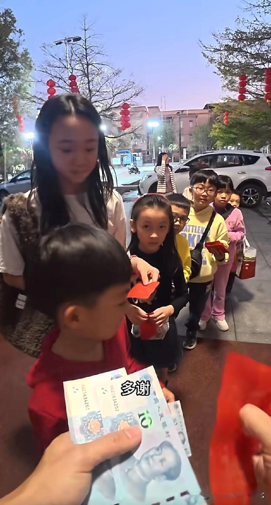 广东这波讨利是，谁顶得住年三十晚的广东街巷，彻底被娃子们“攻占”了！