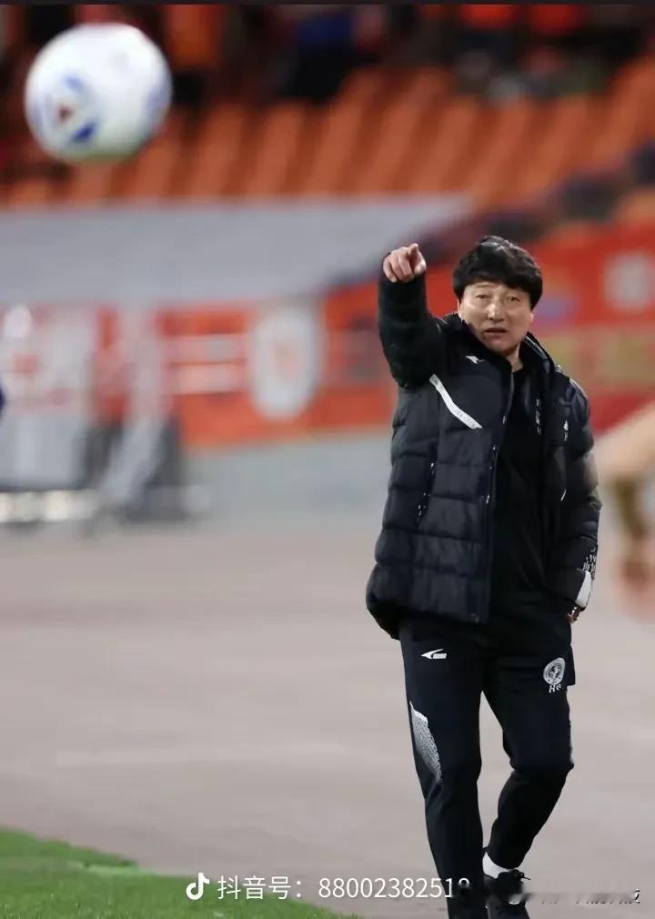 兰州陇原竞技主教练辛弘基下课，9轮3球，也确实有些力不从心了。本身咱们就是一